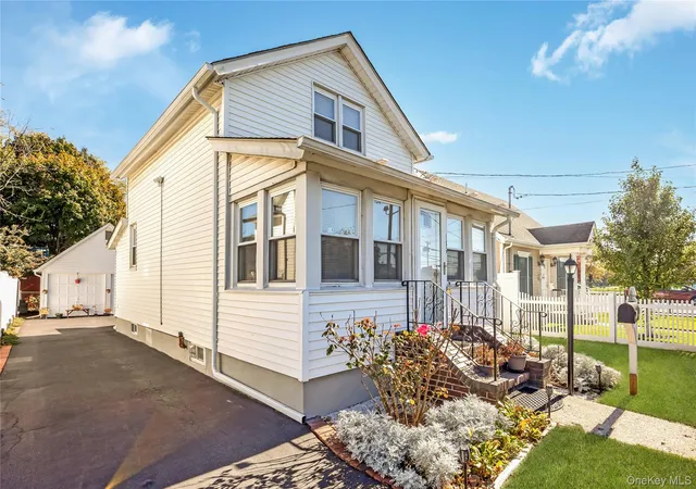 Photo 1 of Single family home for sale at 136 Elizabeth St, Oyster Bay, NY 11735 | MLS# 1067442 | Listing updated on 2026-10-28