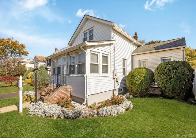 Photo 2 of Single family home for sale at 136 Elizabeth St, Oyster Bay, NY 11735 | MLS# 1067442 | Listing updated on 2026-10-28