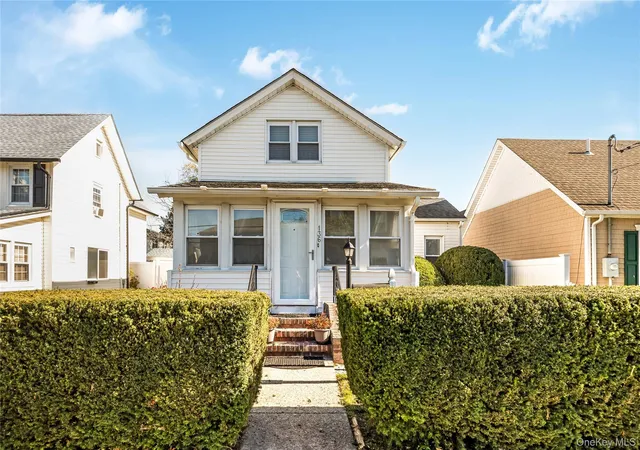 Photo 3 of Single family home for sale at 136 Elizabeth St, Oyster Bay, NY 11735 | MLS# 1067442 | Listing updated on 2026-10-28