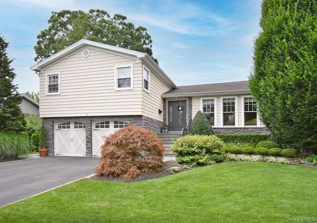 Photo 1 of Single family home for sale at 19 Clinton Ln, Oyster Bay, NY 11753 | MLS# 1067472 | Listing updated on 2026-10-28