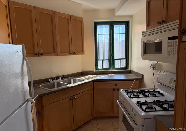 Photo 3 of Condo for sale at 9 Metropolitan Oval #7C, New York, NY 10462 | MLS# 1067525 | Listing updated on 2026-10-28