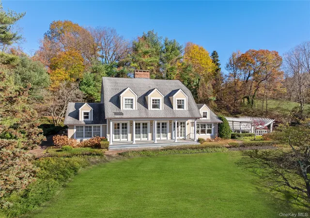 Photo 4 of Single family home for sale at 112 Horseshoe Rd, Oyster Bay, NY 11765 | MLS# 1067662 | Listing updated on 2026-10-28