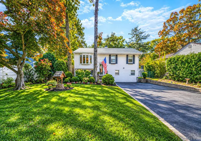 Photo 1 of Single family home for sale at 620 Motor Pkwy, Islip, NY 11717 | MLS# 1067729 | Listing updated on 2026-10-29