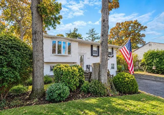 Photo 1 of Single family home for sale at 620 Motor Pkwy, Islip, NY 11717 | MLS# 1067729 | Listing updated on 2026-10-29