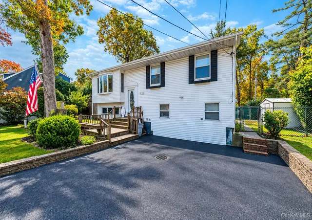 Photo 2 of Single family home for sale at 620 Motor Pkwy, Islip, NY 11717 | MLS# 1067729 | Listing updated on 2026-10-29