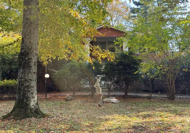 Photo 4 of Single family home for sale at 8 Bridle Path Dr, North Hempstead, NY 11568 | MLS# 1067750 | Listing updated on 2026-10-29