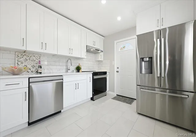 Photo 4 of Single family home for sale at 4 Clover Ln, North Hempstead, NY 11590 | MLS# 1067833 | Listing updated on 2026-10-29