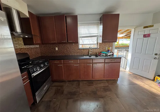 Photo 3 of Single family home for sale at 2516 Humphrey St, New York, NY 11369 | MLS# 1067886 | Listing updated on 2026-10-29