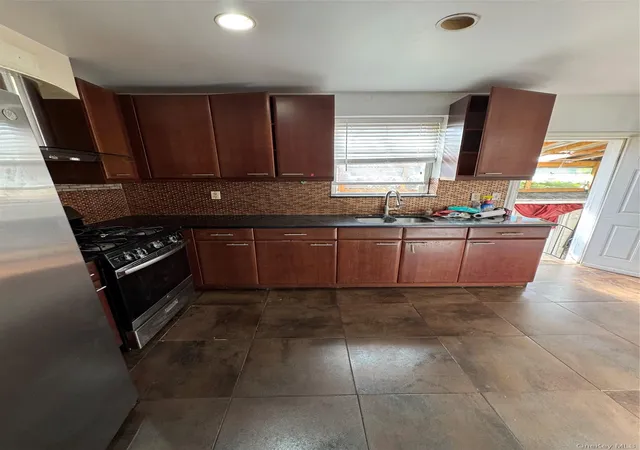 Photo 4 of Single family home for sale at 2516 Humphrey St, New York, NY 11369 | MLS# 1067886 | Listing updated on 2026-10-29