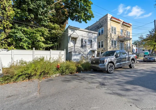 Photo 3 of House for sale at 6 Horatio St, Yonkers, NY 10710 | MLS# 1067902 | Listing updated on 2026-10-29