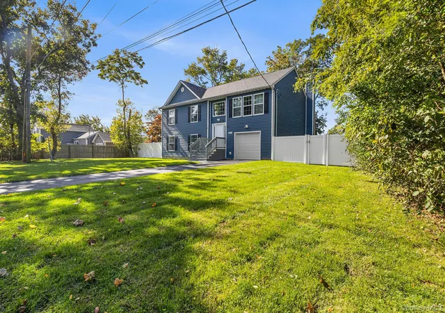 Photo 4 of Single family home for sale at 514 Amsterdam Ave, Brookhaven, NY 11772 | MLS# 1067917 | Listing updated on 2026-10-30