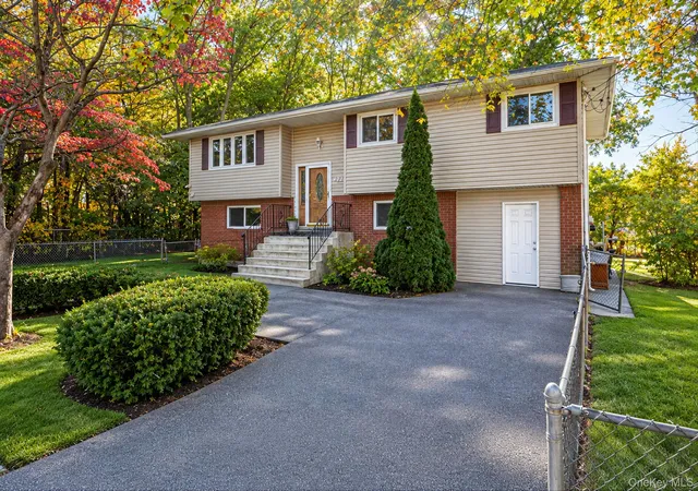 Photo 1 of Single family home for sale at 472 Essex St, Babylon, NY 11704 | MLS# 1067934 | Listing updated on 2026-10-29
