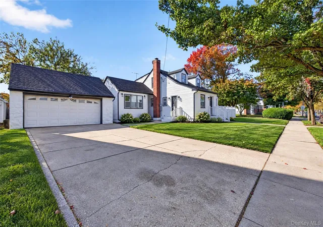 Photo 3 of Single family home for sale at 195 Ivy St, Hempstead, NY 11552 | MLS# 1068046 | Listing updated on 2026-10-29