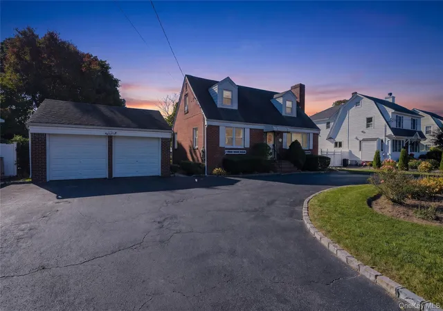 Photo 2 of Single family home for sale at 215 Oak St, Hempstead, NY 11710 | MLS# 1068058 | Listing updated on 2026-10-29