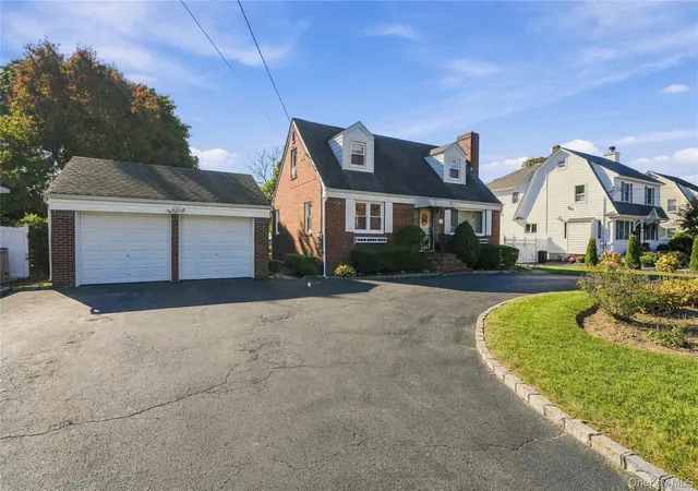 Photo 3 of Single family home for sale at 215 Oak St, Hempstead, NY 11710 | MLS# 1068058 | Listing updated on 2026-10-29