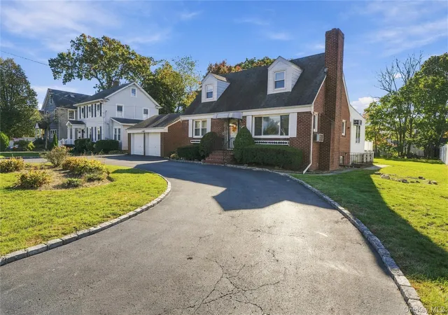 Photo 4 of Single family home for sale at 215 Oak St, Hempstead, NY 11710 | MLS# 1068058 | Listing updated on 2026-10-29