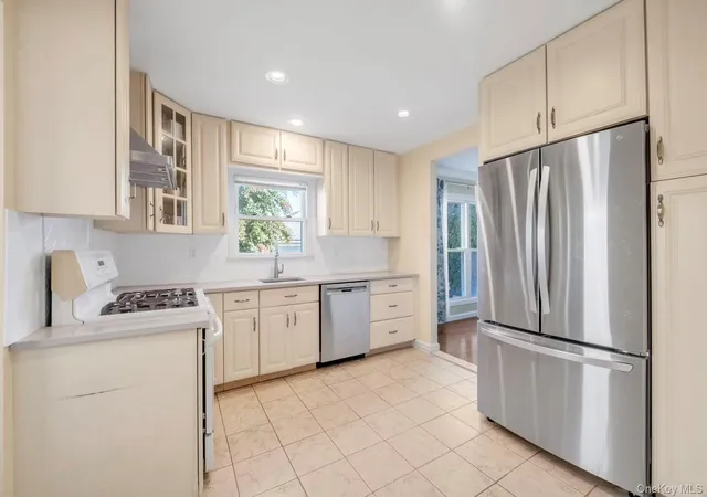 Photo 4 of Single family home for sale at 4861 208th Street, New York, NY 11364 | MLS# 1068216 | Listing updated on 2026-10-29