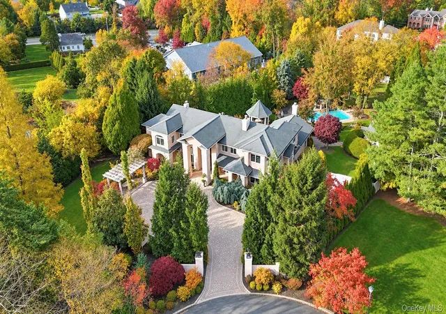 Photo 1 of Single family home for sale at 5 Glen Hl Ct, Huntington, NY 11746 | MLS# 1068228 | Listing updated on 2026-10-29