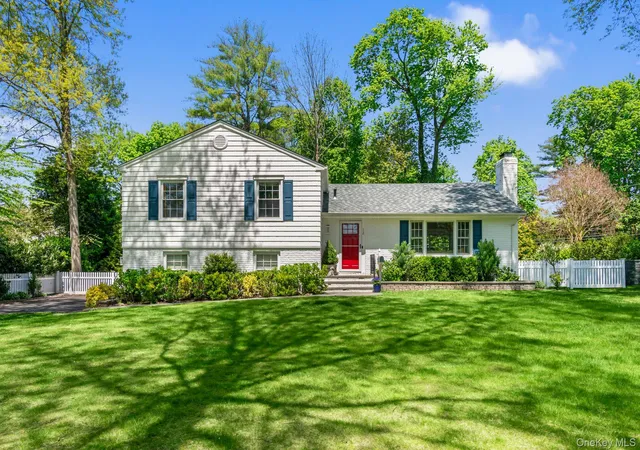 Photo 1 of Single family home for sale at 32 Wood Ln, Oyster Bay, NY 11560 | MLS# 1068516 | Listing updated on 2026-10-31
