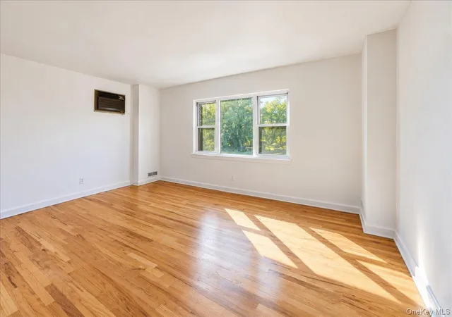 Photo 2 of House for sale at 1562 Paulding Ave, New York, NY 10462 | MLS# 1068691 | Listing updated on 2026-10-30