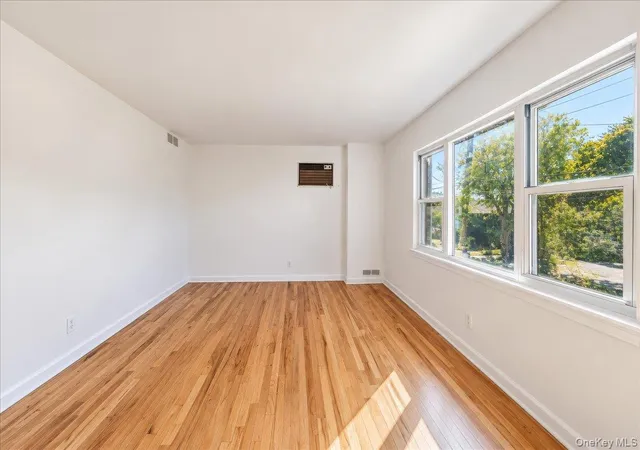 Photo 3 of House for sale at 1562 Paulding Ave, New York, NY 10462 | MLS# 1068691 | Listing updated on 2026-10-30