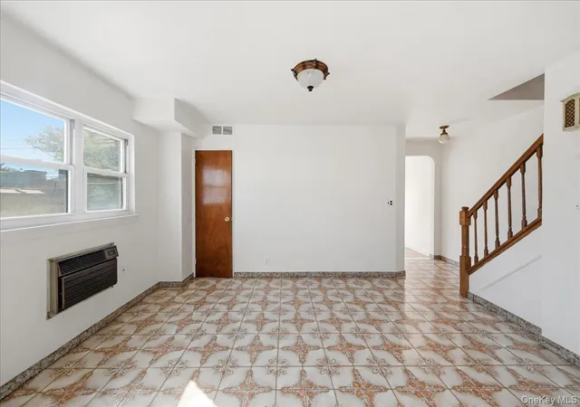 Photo 4 of House for sale at 1562 Paulding Ave, New York, NY 10462 | MLS# 1068691 | Listing updated on 2026-10-30
