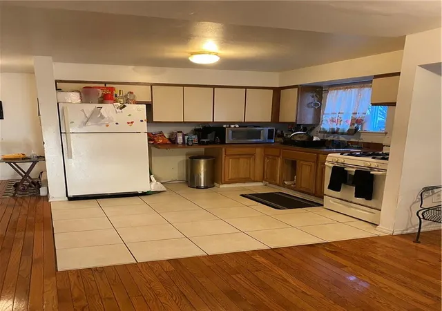 Photo 2 of Sale Pending at 3601 Pratt Ave, Bronx, NY 10466 | MLS# H6078348 | Listing updated on 2024-12-04