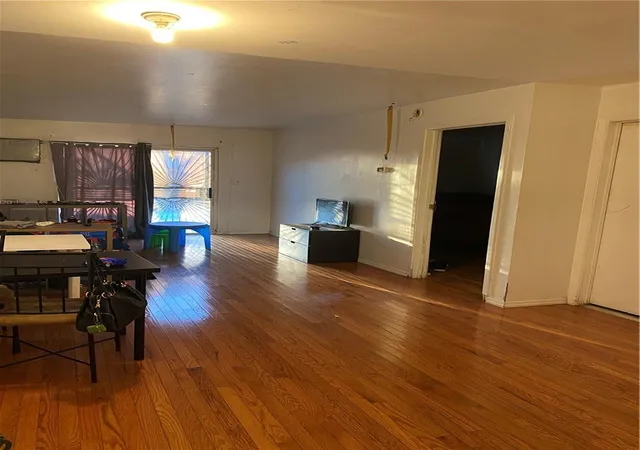 Photo 3 of Sale Pending at 3601 Pratt Ave, Bronx, NY 10466 | MLS# H6078348 | Listing updated on 2024-12-04