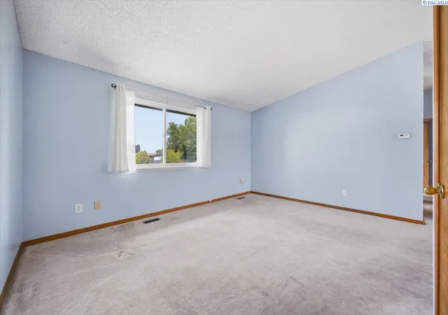 Photo 4 of Single family home for sale at 3326 W 23rd Avenue, Kennewick, WA 99337 | MLS# 294472 | Listing updated on 2026-09-17