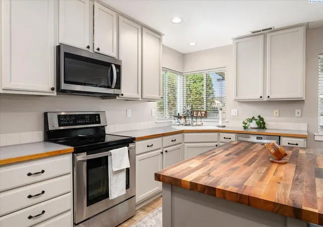 Photo 3 of Single family home for sale at 3309 S Buntin St, Kennewick, WA 99337 | MLS# 295661 | Listing updated on 2026-09-17