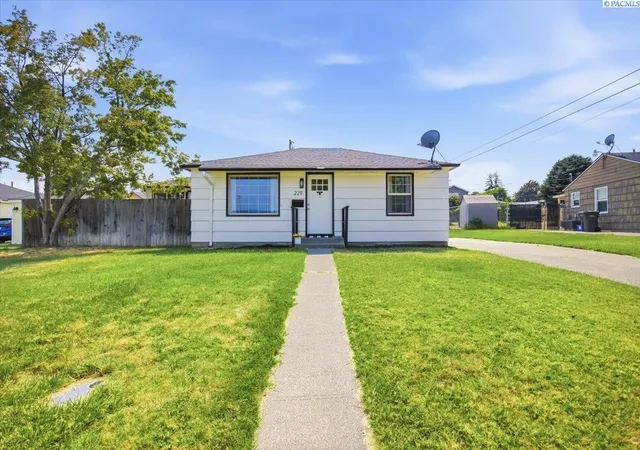Photo 1 of Single family home for sale at 2211 W 5th Avenue, Kennewick, WA 99336 | MLS# 295555 | Listing updated on 2026-09-18