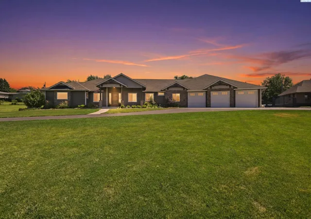 2nd image of 903 W 22nd Pl, Kennewick, WA 99337 | MLS# 293994