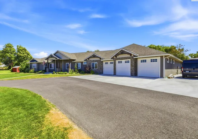 3rd image of 903 W 22Nd Pl, Kennewick, WA 99337 | MLS# 293994