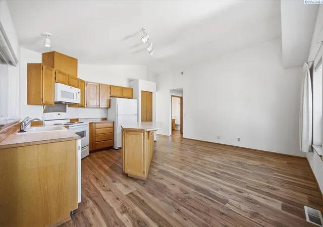 Photo 4 of Townhouse for sale at 3527 S Huntington Lp, Kennewick, WA 99337 | MLS# 291005 | Listing updated on 2026-09-13
