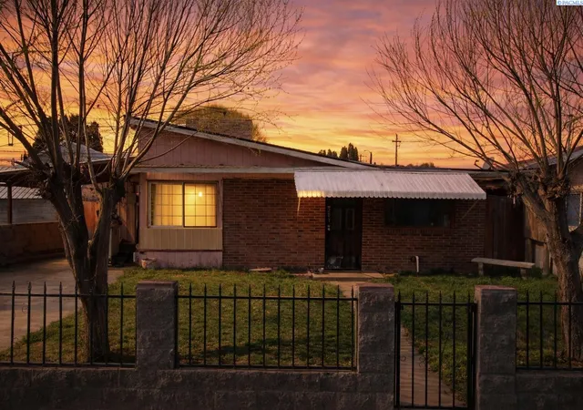 Homes for sale in Toppenish, WA | 203 N Hawthorne St, Toppenish, WA 98948 | MLS# 291356