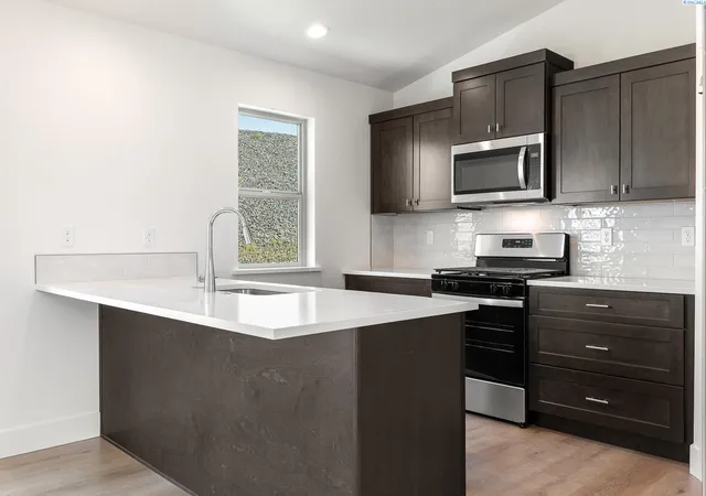 Photo 2 of Single family home for sale at 6562 W 30th Place, Kennewick, WA 99338 | MLS# 293888 | Listing updated on 2026-09-16
