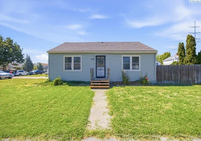 Homes for sale in Richland, WA | 1305 Van Giesen St, Richland, WA 99354 | MLS# 294554