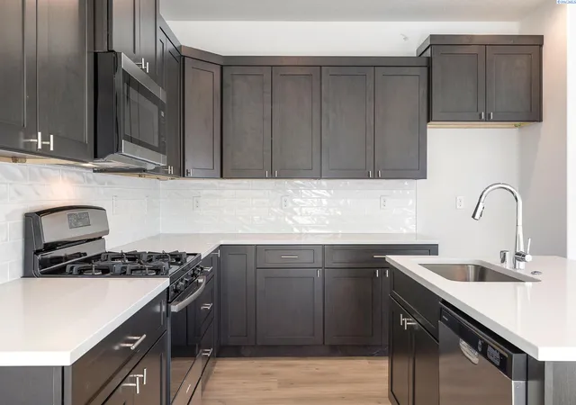 Photo 2 of Sale Pending at 1052 S Underwood Pl, Kennewick, WA 99337 | MLS# 292612 | Listing updated on 2026-09-17