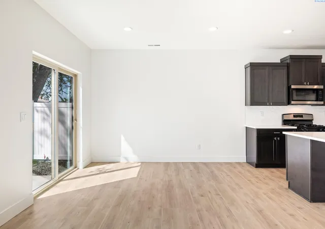 Photo 3 of Sale Pending at 1052 S Underwood Pl, Kennewick, WA 99337 | MLS# 292612 | Listing updated on 2026-09-17