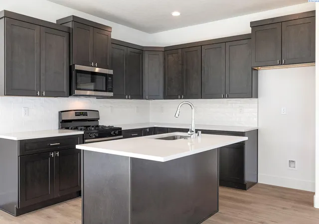 Photo 1 of Sale Pending at 1052 S Underwood Pl, Kennewick, WA 99337 | MLS# 292612 | Listing updated on 2026-09-17
