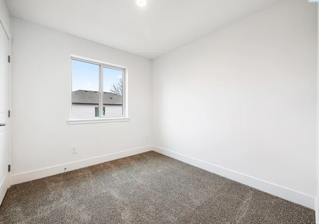 Photo 3 of Sale Pending at 1009 S Underwood Pl, Kennewick, WA 99337 | MLS# 293048 | Listing updated on 2026-09-17
