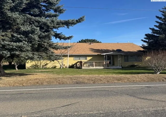 Homes for sale in Mabton, WA | 2821 Grandview Pavement, Mabton, WA 98935 | MLS# 292087