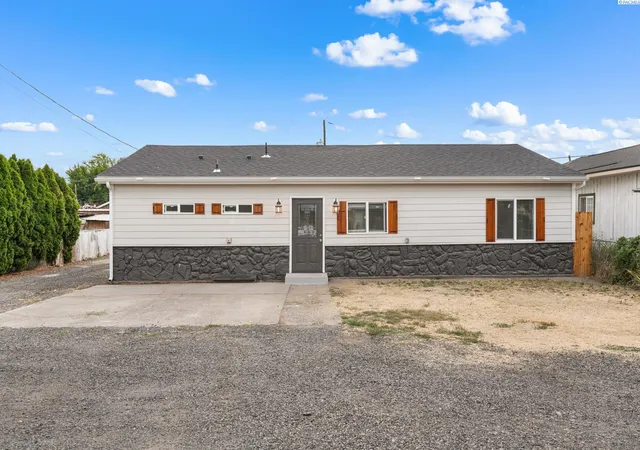 Homes for sale in Toppenish, WA | 111 S H St, Toppenish, WA 98948 | MLS# 294493