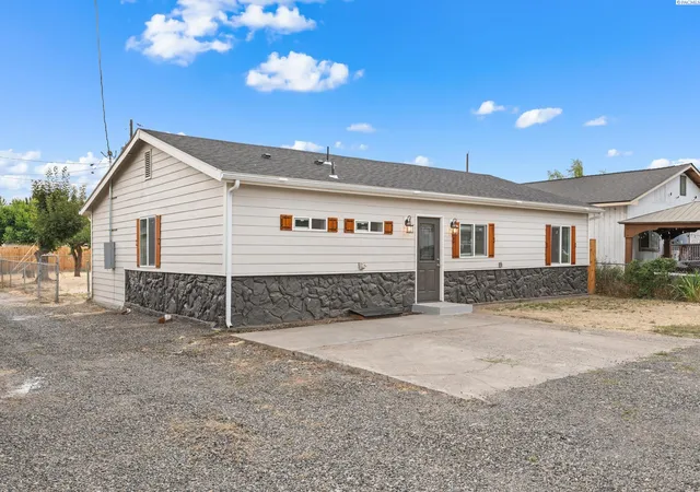 Homes for sale in Toppenish, WA | 111 S H St, Toppenish, WA 98948 | MLS# 294493