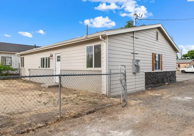 Homes for sale in Toppenish, WA | 111 S H St, Toppenish, WA 98948 | MLS# 294493