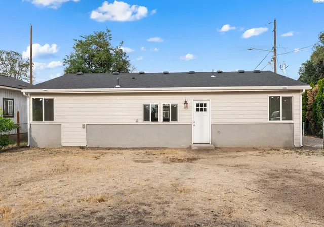 Homes for sale in Toppenish, WA | 111 S H St, Toppenish, WA 98948 | MLS# 294493