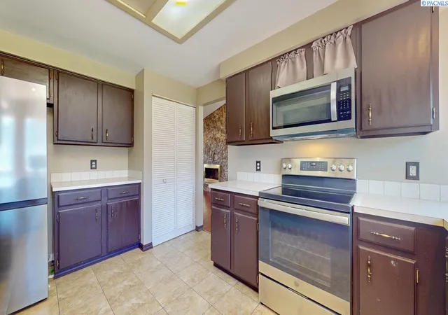 Photo 3 of Single family home for sale at 5901 W 12th Avenue, Kennewick, WA 99338 | MLS# 295498 | Listing updated on 2026-09-13