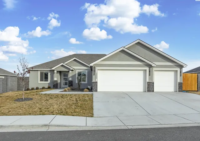 Homes for sale in Pasco, WA | 10405 Silverbright Dr, Pasco, WA 99301 | MLS# 290654