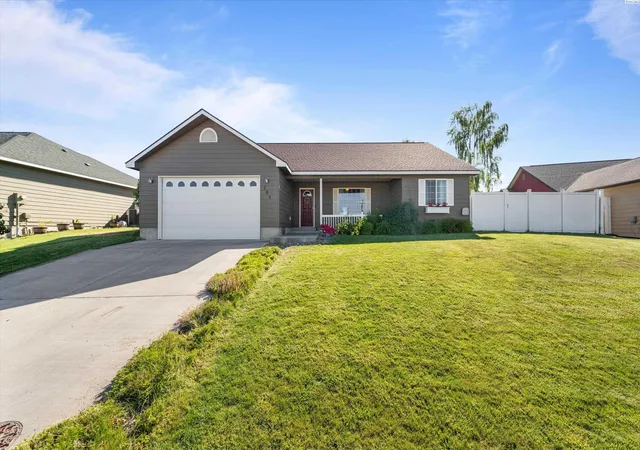 Homes for sale in Grandview, WA | 705 Cherry Ln, Grandview, WA 98930 | MLS# 294405