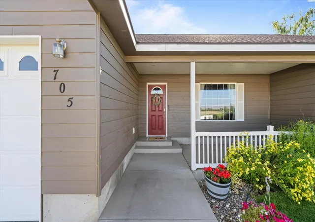 Homes for sale in Grandview, WA | 705 Cherry Ln, Grandview, WA 98930 | MLS# 294405